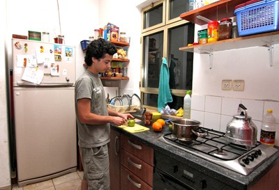 ארבל מכין סלט בדירה החדשה: כשמישהו מאתנו מכין אוכל, כולם טועמים ומחווים דעה, וככה לומדים מהר להשתפר בבישול