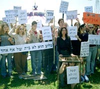 הפגנת אנונימוס בהשתתפות אורנה בנאי מול קרקס אירופה