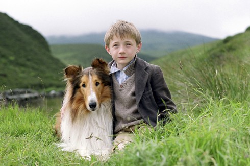 ג'ונת'ן מייסון עם אחד הכלבים שמגלמים את לאסי. זוהי התמונה הנפוצה ביותר מטעם ההפקה – ייצוג של ילד בטוח...