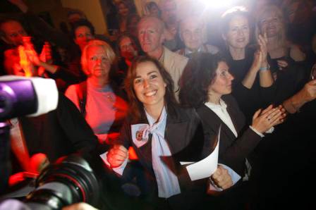 אוווהנד וטימה (בחזית התמונה, טימה משמאל) עוקבות אחר תוצאות הבחירות (תצלום: Maarten van Haaff)