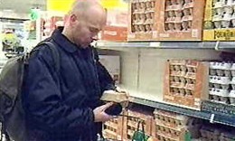 צרכן ביצים בריטי מחפש מידע על האריזה. התמונה לקוחה מכתבת BBC מ-1999 בנושא הנחשף שוב ושוב בעיתונות: רמאות...