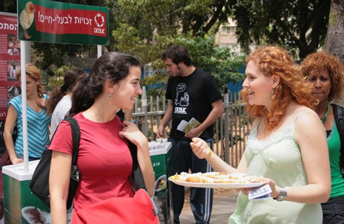 מציעים מזון חגיגי לכבוד שבועות לעוברים ושבים, ללא חלב כמובן