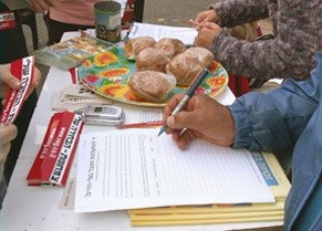 עובר אורח חותם על עצומה הקוראת לחברי הכנסת למלא את חובתם המוסרית כלפי בעלי חיים