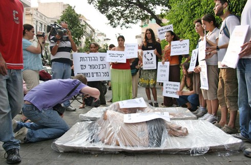 יום הזדהות עם חיות במשקים המתועשים - אנונימוס לזכויות בעלי חיים