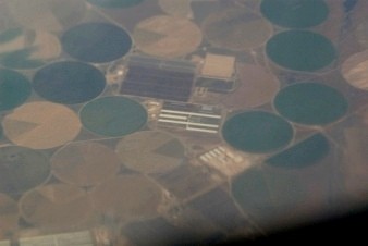 מבט מן האוויר על רפת חלב תעשייתית באורגון: במתקן יש 55,000 פרות ולפי נתונים שהוא מפרסם,הוא פולט לאוויר 2.5...