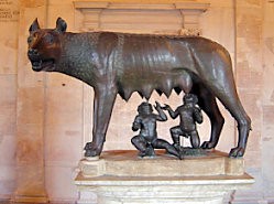 פסל של תינוקות יונקים מזאבה מיניקה