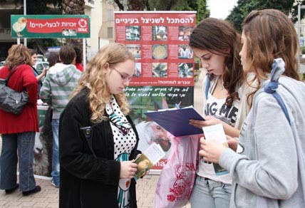 כדאי מאוד שהחתמת העצומה תלווה בהסבר שיעניק לחותם/ת מידע שיאפשר לה להשפיע על מצבם של בעלי-החיים גם אחרי...