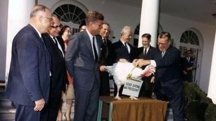 הנשיא ג'ון קנדי, ימים ספורים בטרם נרצח, מעניק חנינה לתרנגול הודו. השלט שתלתה מועצת מגדלי העופות על...