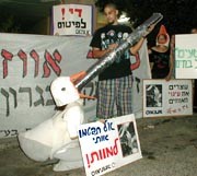 הפגנת אנונימוס מול מסעדת קרן, יוני 2001