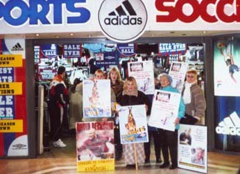 הפגנה מול חנות של אדידס במחאה על השימוש בעורות קנגורו. צילום: !Viva