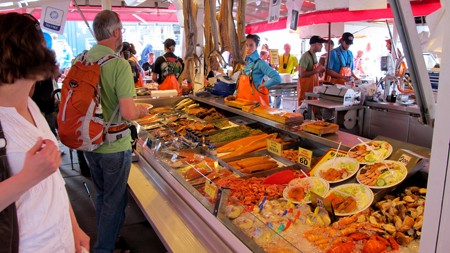 גופות של דגים ושל יצורים ימיים אחרים מוצעות למכירה בשוק בנורבגיה (צילום: virtualwayfarer)